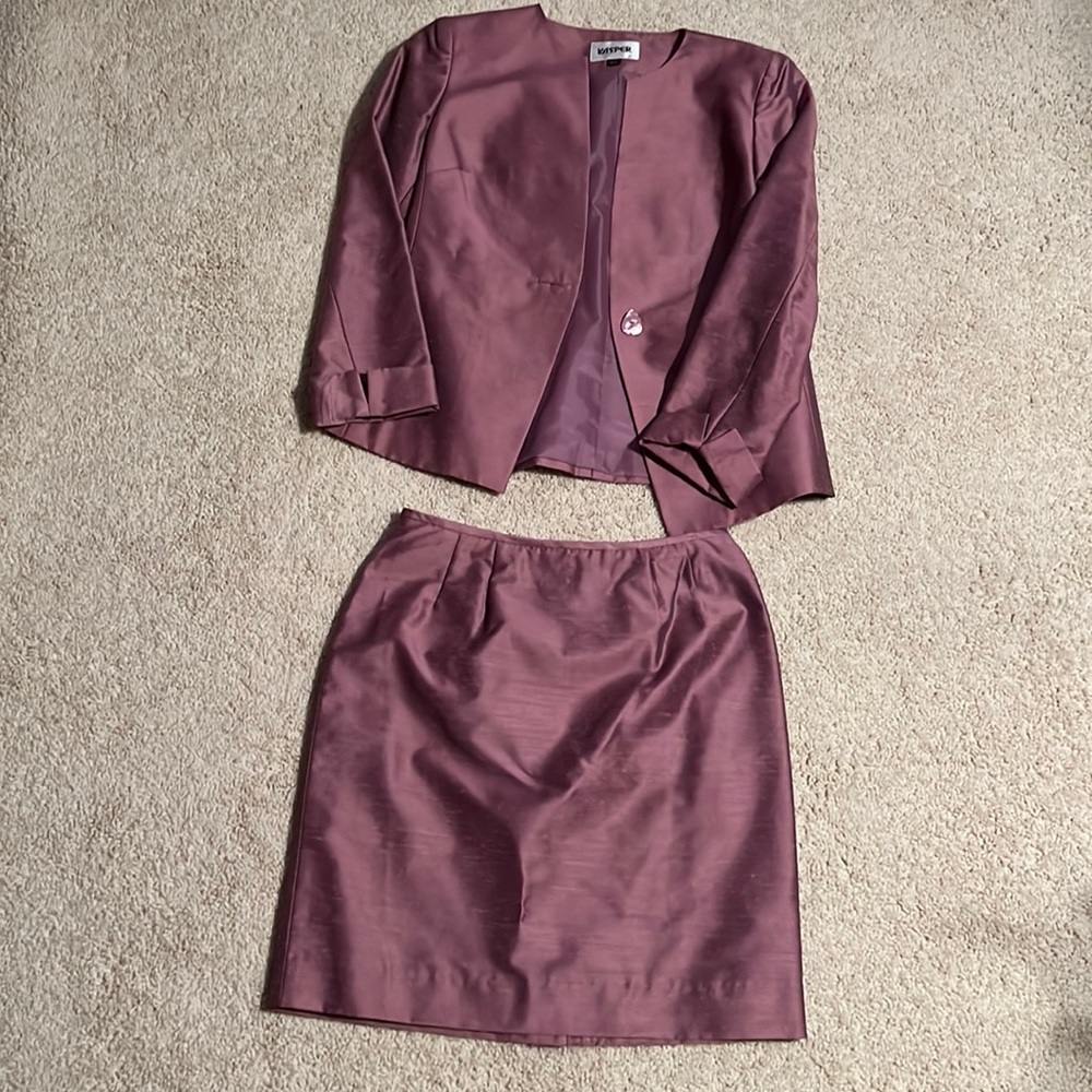 Kasper suit. 2 pieces fully lined. Size 4.. like new.